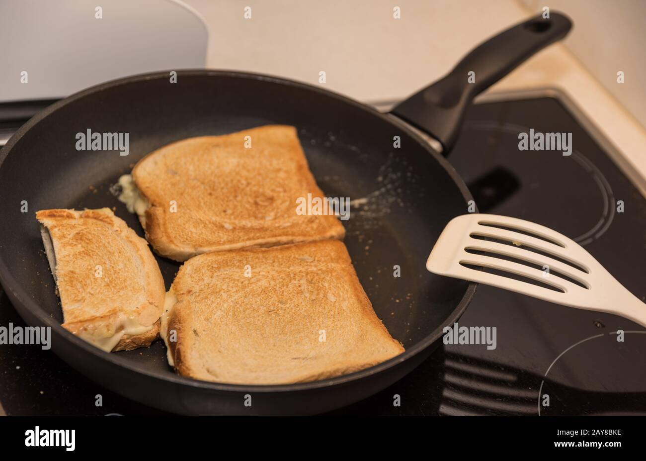 Toast wird in einer Pfanne zubereitet - Nahaufnahme von Pfannentoast Stockfoto