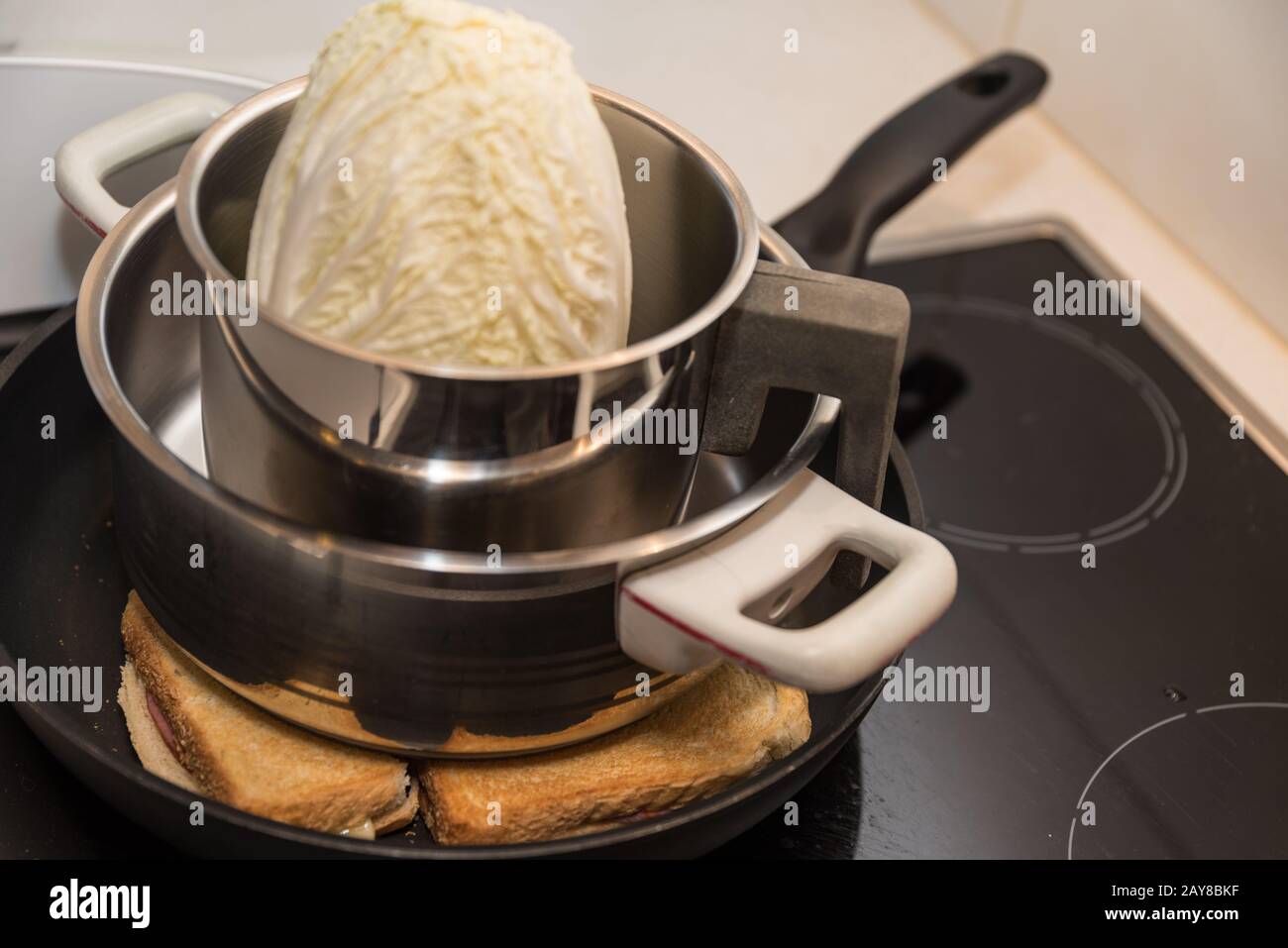 Toastvariante auf dem Küchenofen in einer Bratpfanne zubereitet Stockfoto