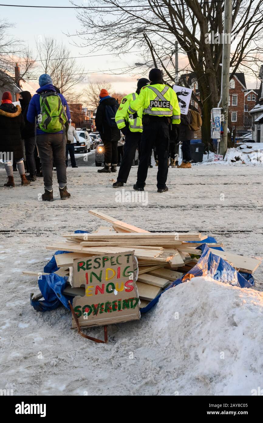 Die Polizei beginnt, Demonstranten und ihre Blockade der CN-Bahngleise während der Stillgelegten Canaada-Proteste in Solidarität mit den Wet'suwet'en zu beseitigen. Stockfoto