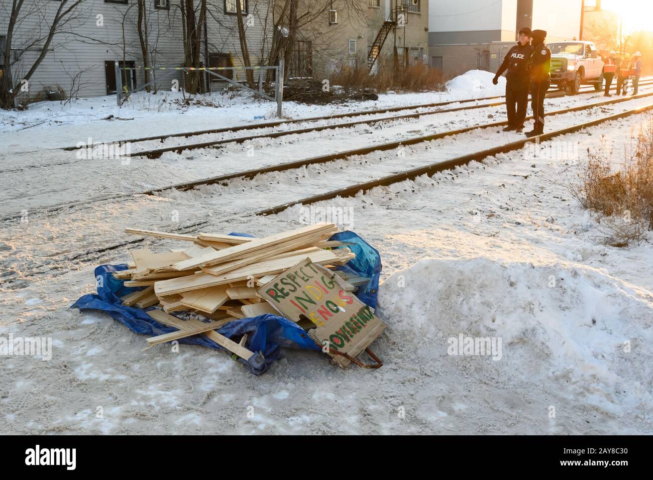 Die Polizei beginnt, Demonstranten und ihre Blockade der CN-Bahngleise während der Stillgelegten Canaada-Proteste in Solidarität mit den Wet'suwet'en zu beseitigen. Stockfoto