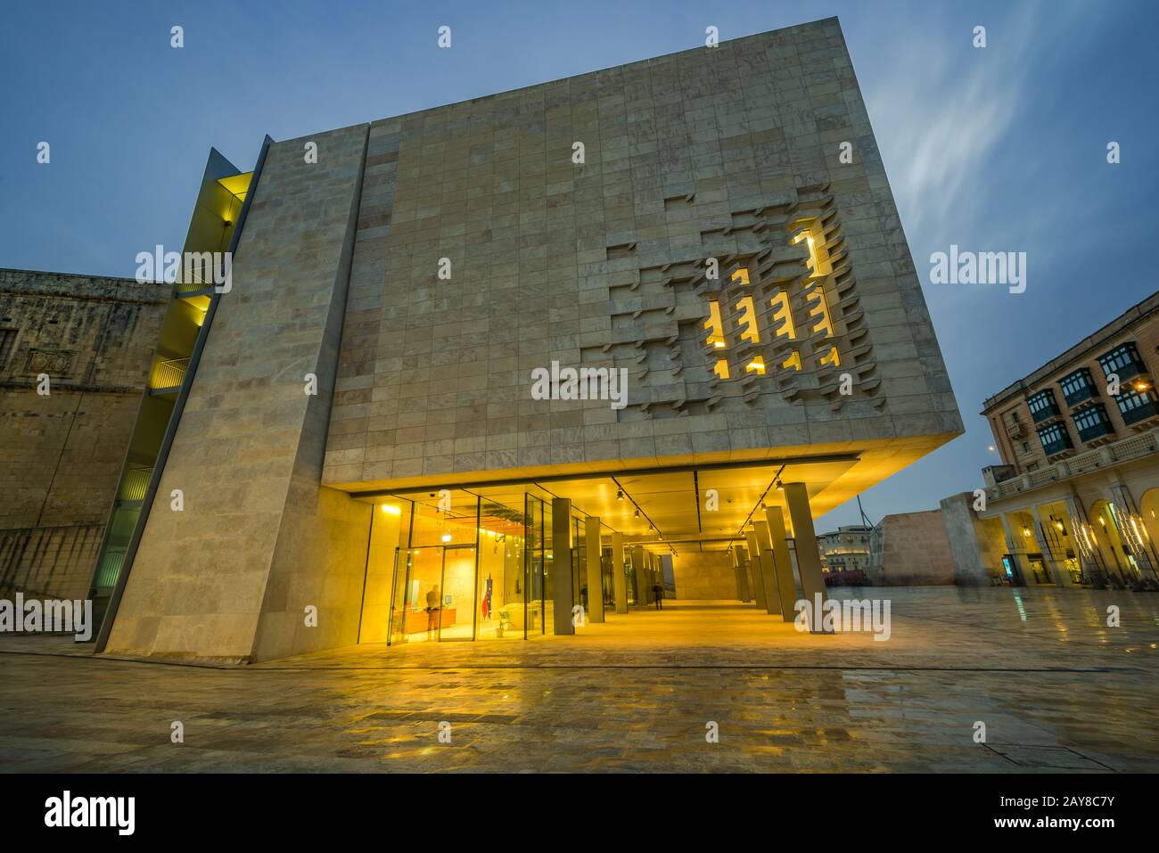 Beleuchtetes Gebäude des Parlaments von Malta Stockfoto