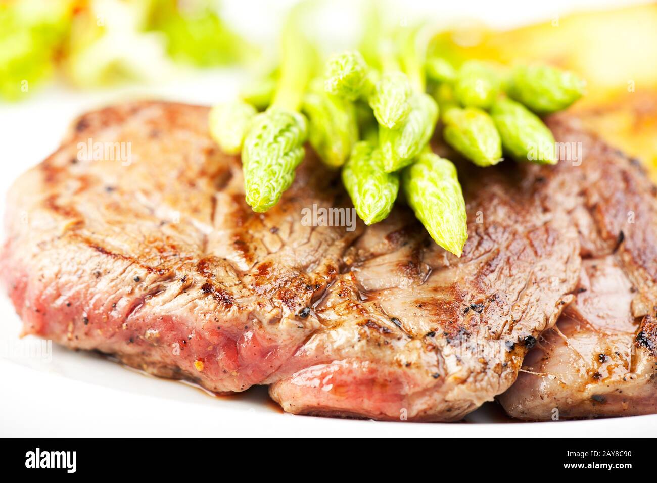 Wilder Spargel auf einem Steak Stockfoto