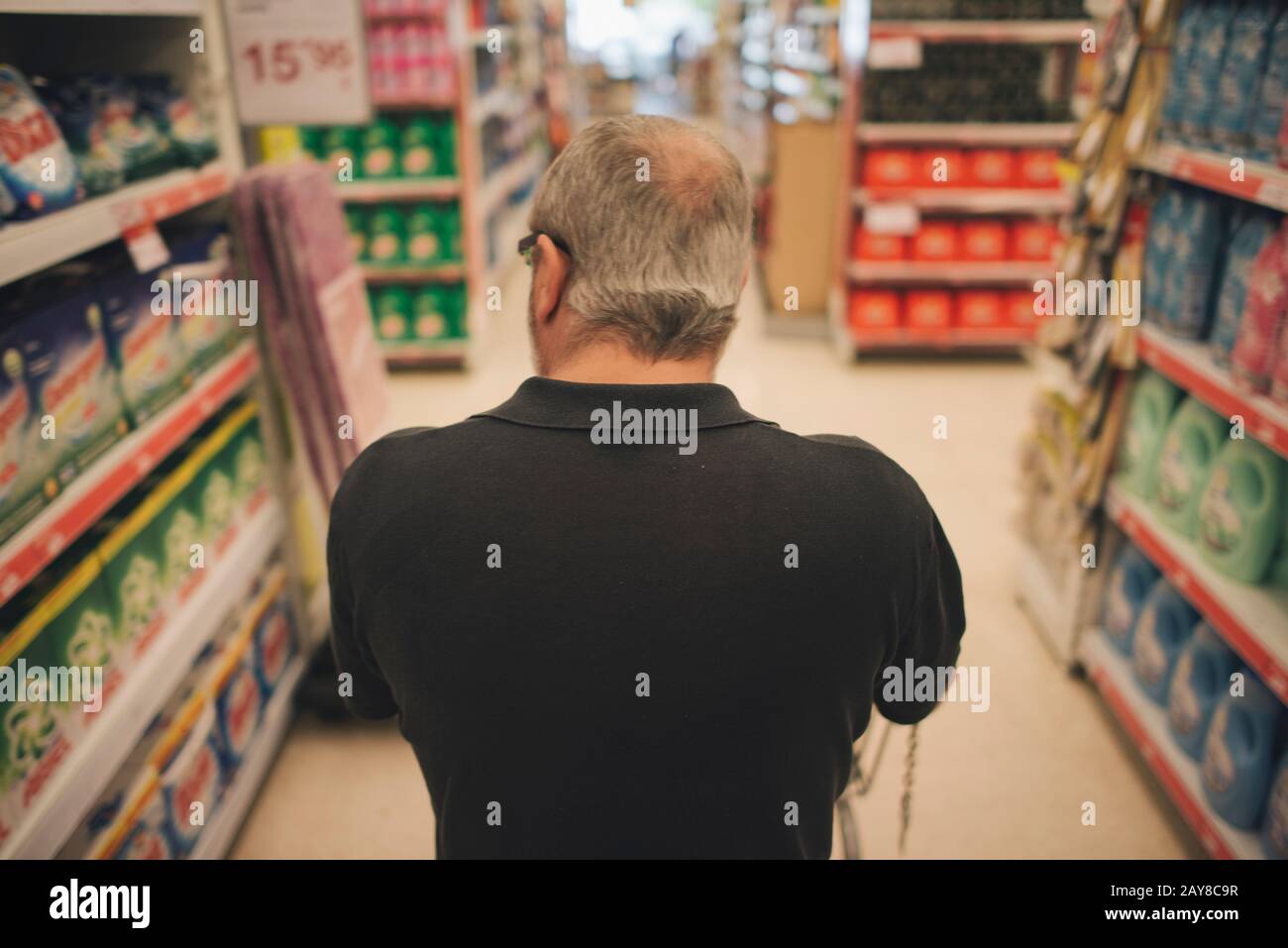 Einkaufen im Supermarkt. Einkaufswagen Stockfoto