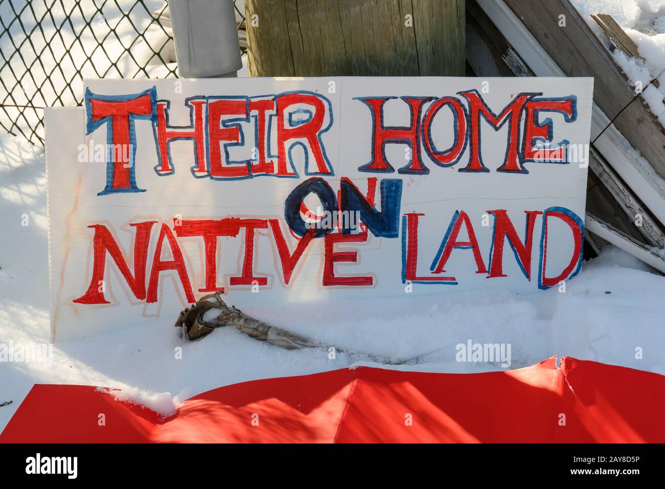 Ein Zeichen, das die indigenen Rechte unterstützt, begrüßt Demonstranten bei einer Eisenbahnblockade in Toronto, Ontario im Rahmen der Abgeschlagenen Proteste in Kanada. Stockfoto