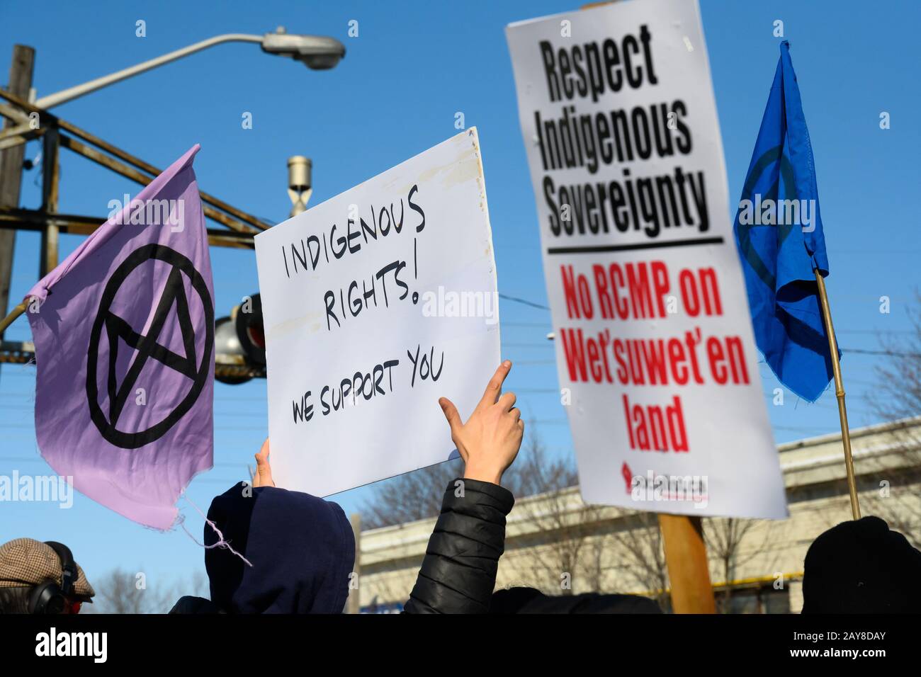 Anti-Pipeline-Demonstranten, die vom Auslöschen organisiert werden Rebellion blockieren Zuggleise in Solidarität mit den Wet'suwet'en Menschen. Stockfoto