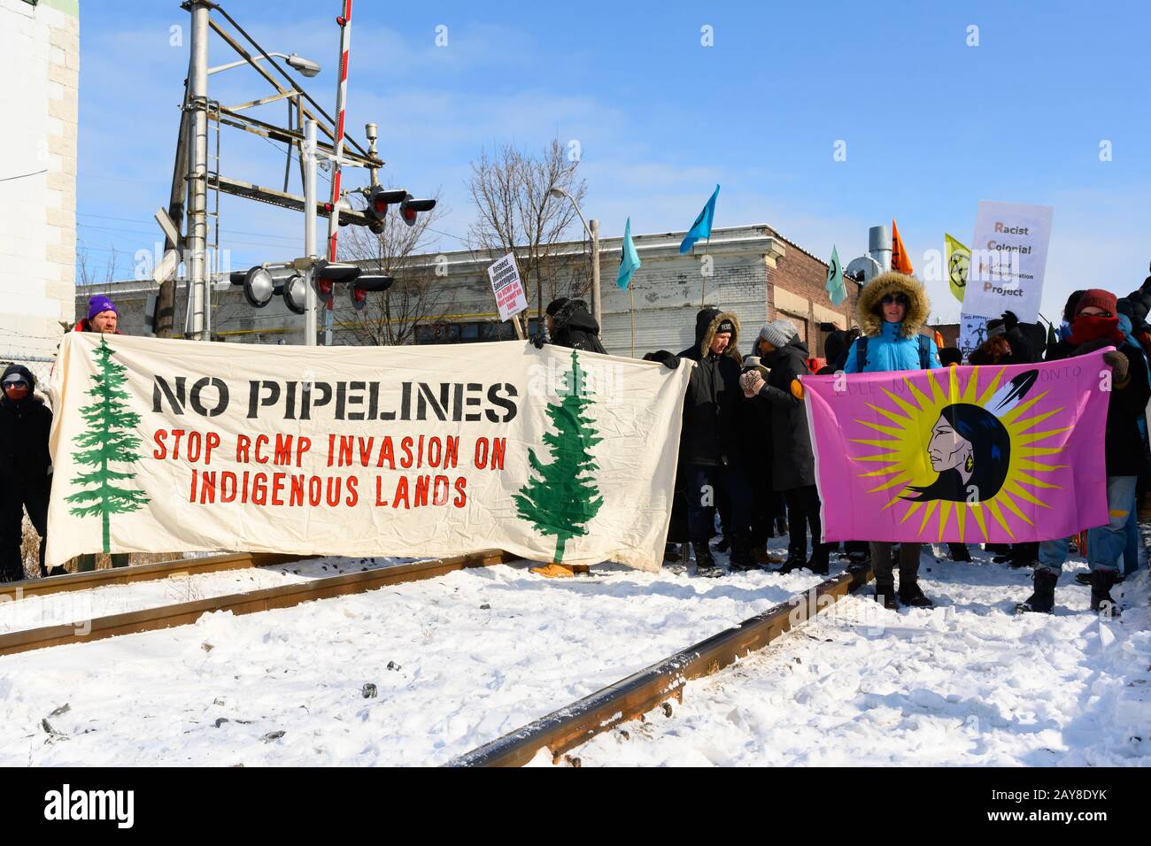 Anti-Pipeline-Demonstranten, die vom Auslöschen organisiert werden Rebellion blockieren Zuggleise in Solidarität mit den Wet'suwet'en Menschen. Stockfoto