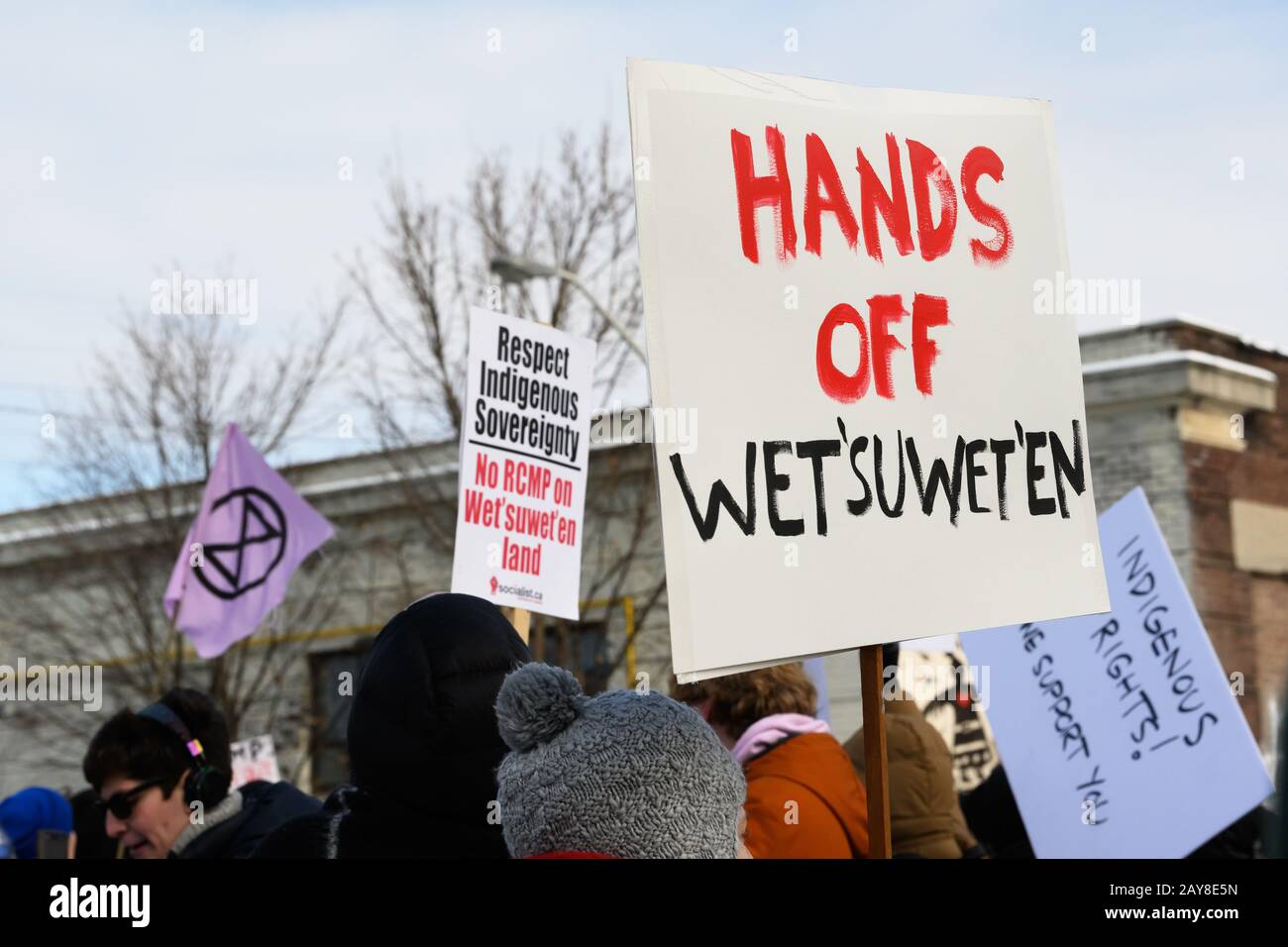 Anti-Pipeline-Demonstranten, die vom Auslöschen organisiert werden Rebellion blockieren Zuggleise in Solidarität mit den Wet'suwet'en Menschen. Stockfoto