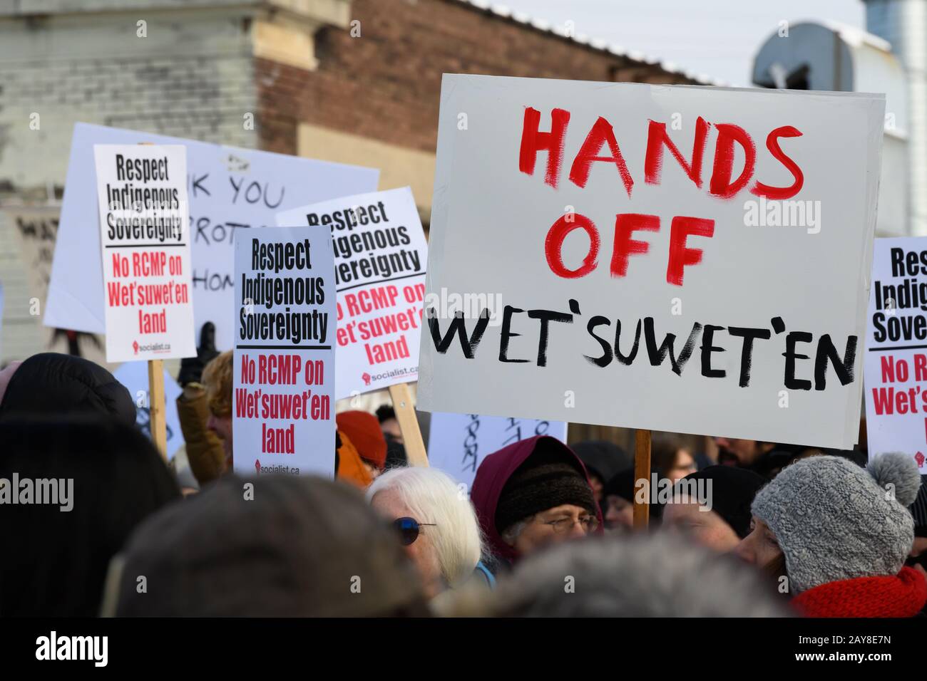 Anti-Pipeline-Demonstranten, die vom Auslöschen organisiert werden Rebellion blockieren Zuggleise in Solidarität mit den Wet'suwet'en Menschen. Stockfoto