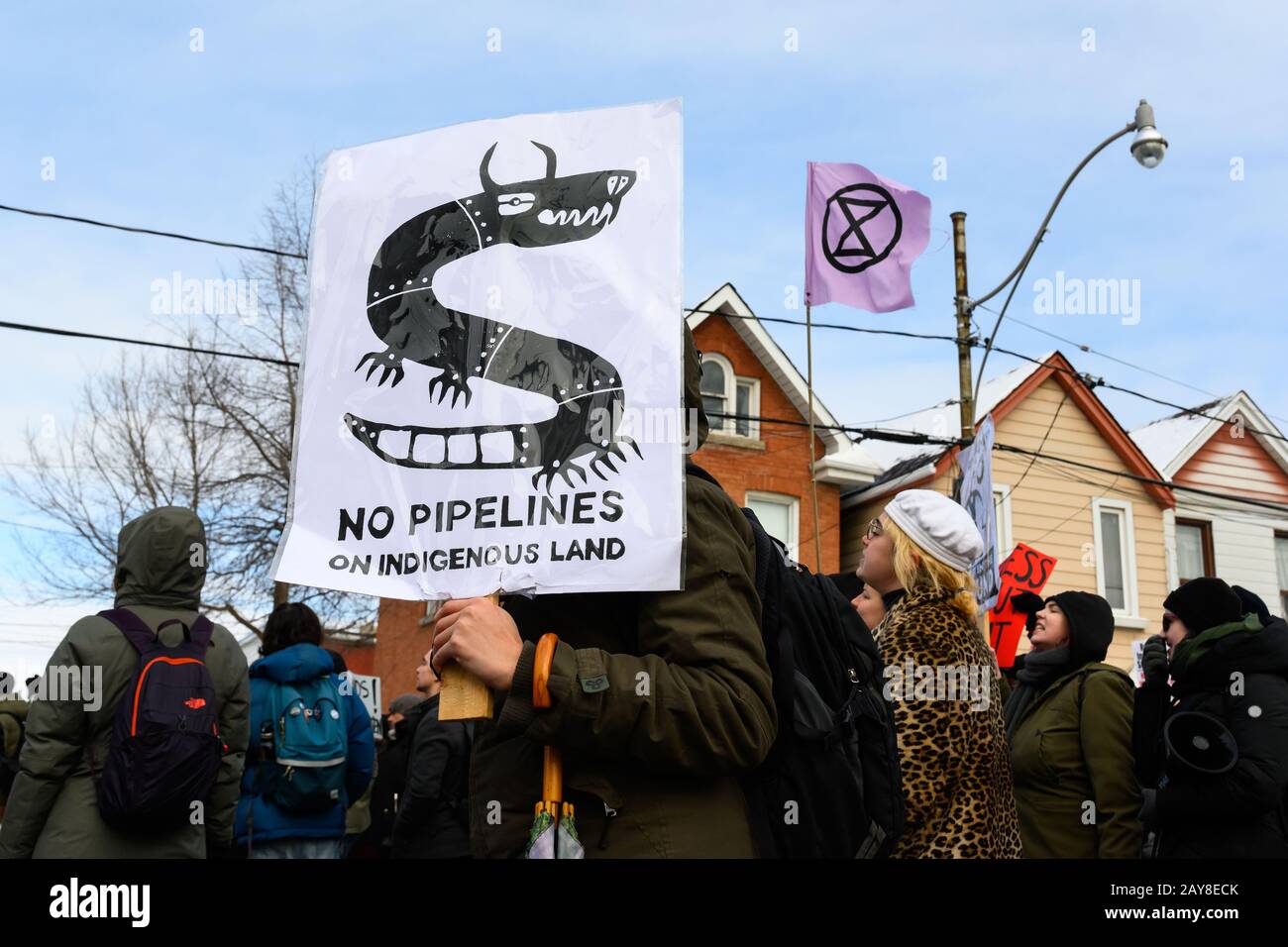 Anti-Pipeline-Demonstranten, die vom Auslöschen organisiert werden Rebellion blockieren Zuggleise in Solidarität mit den Wet'suwet'en Menschen. Stockfoto