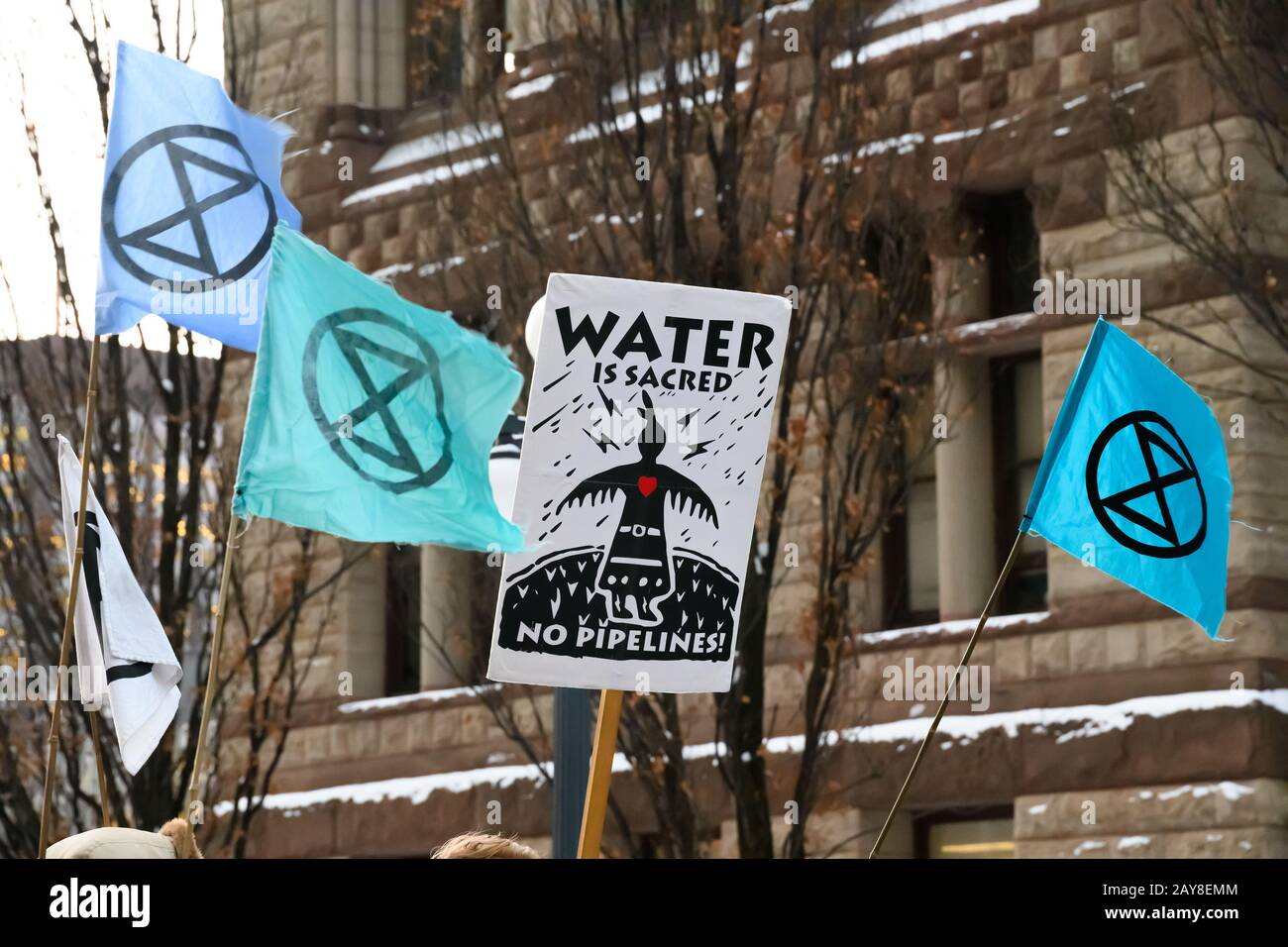 Anti-Pipeline-Extinction Rebellion Demonstranten versammeln sich außerhalb des Gerichtsgebäudes in der Innenstadt von Toronto in Solidarität mit den Wet'suwet'en-Leuten von BC. Stockfoto