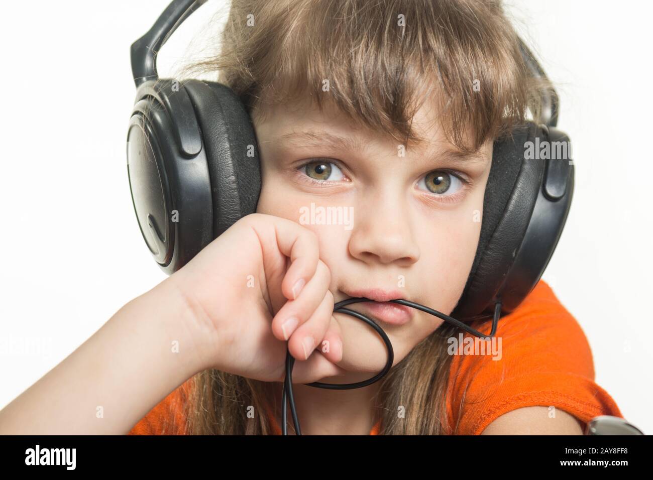 Porträt eines Mädchens in Kopfhörer, nachdenklichen Blick in Frame Stockfoto