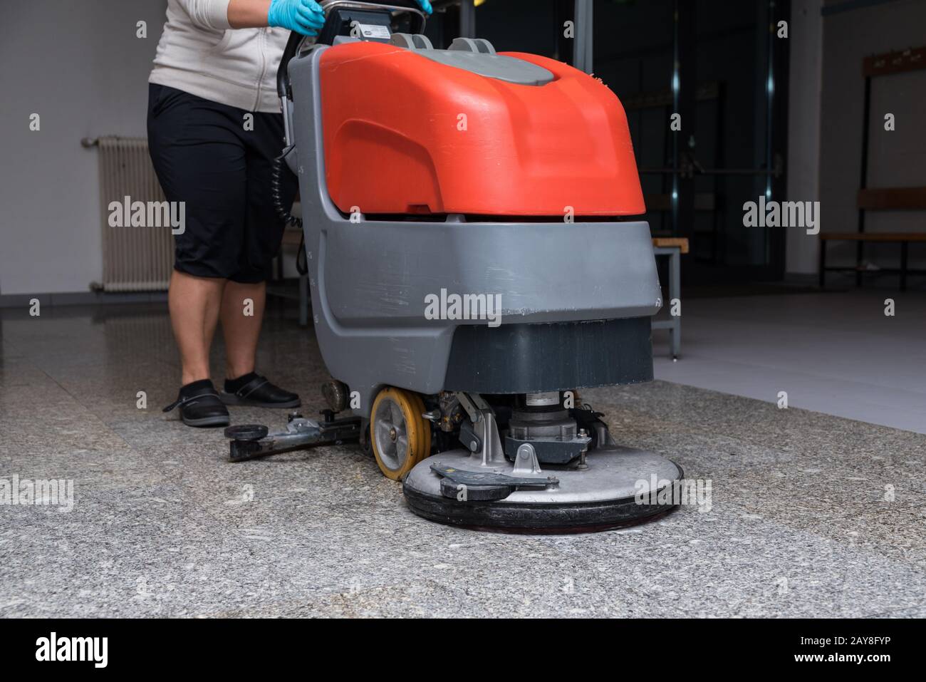 Reinigungspersonal mit großem Reinigungssystem - Nahaufnahme Stockfoto