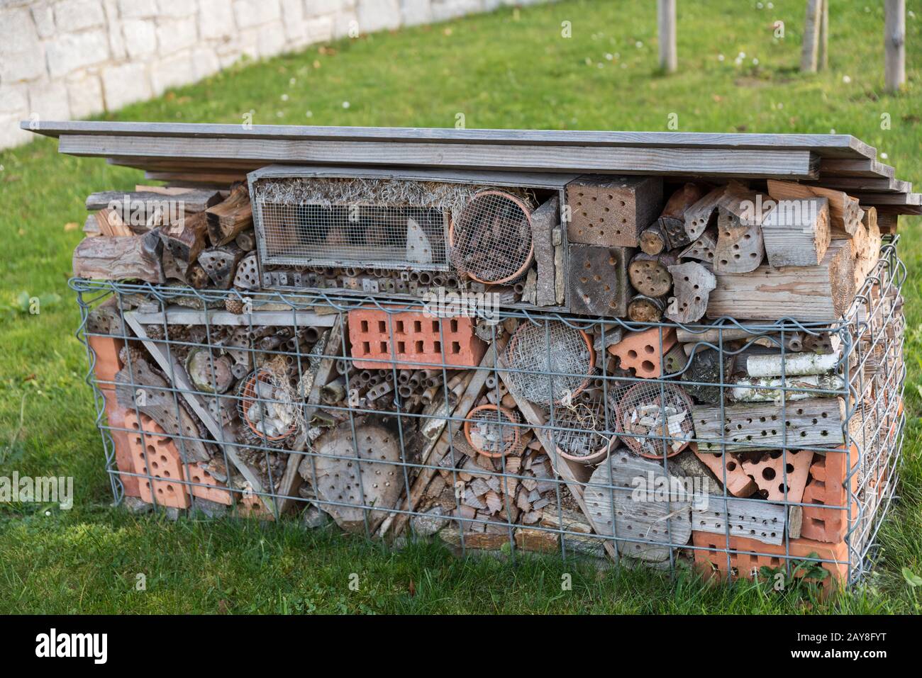 Ungewöhnlich großes Insektenhotel im Garten Stockfoto