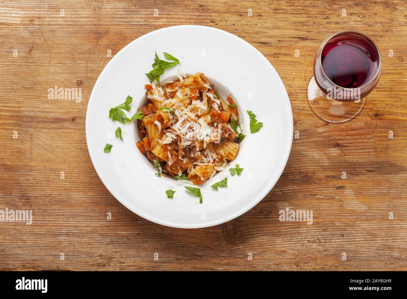 Rigatoni Pasta mit Bolognese und Käse Stockfoto
