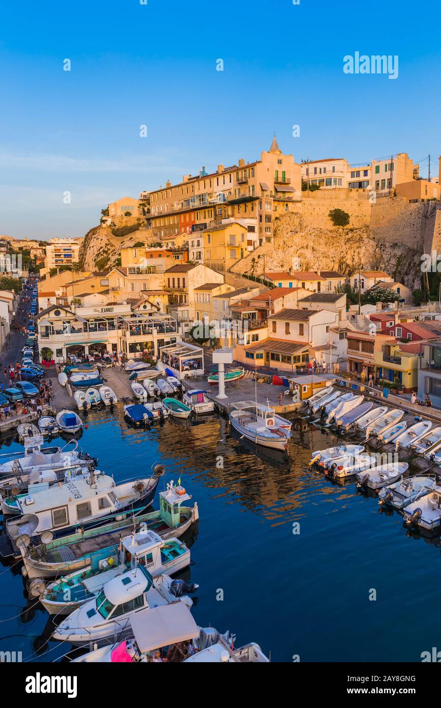 Marseille, Frankreich - 3. August 2017: Fischerboote im Hafen Vallon des Auffes Stockfoto