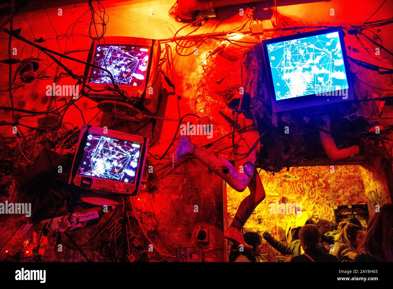 Szimpla Kert Ruinenstange in einer ehemaligen verlassenen Fabrik, Budapest, Ungarn Stockfoto