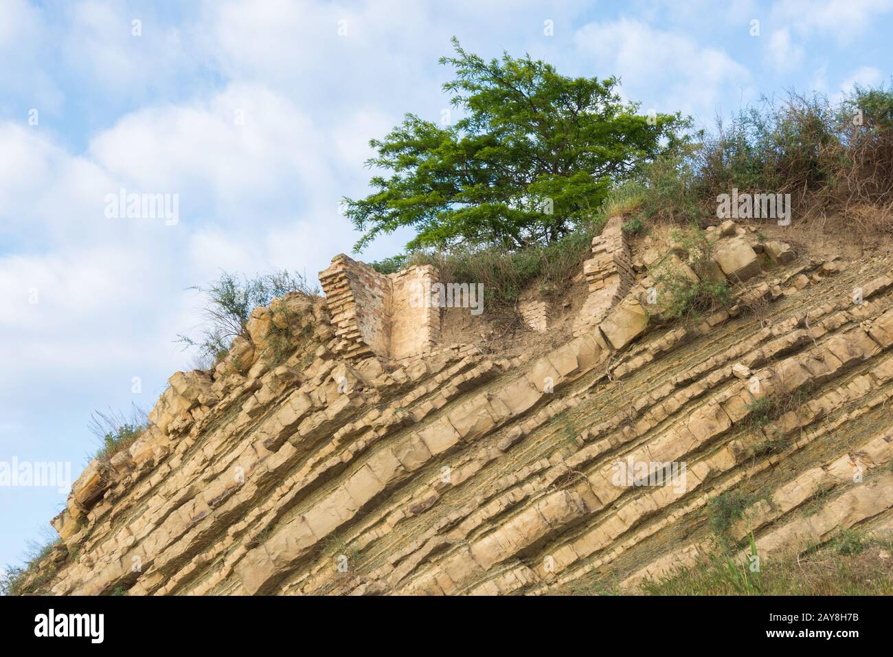 Die Überreste eines zerstörten Gebäude auf einem Felsen Stockfoto