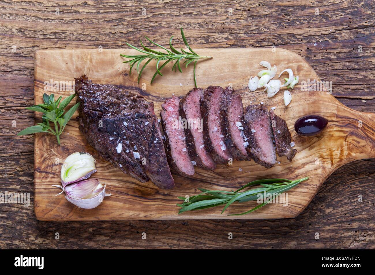 Scheiben gegrilltes Steak auf Holz Stockfoto