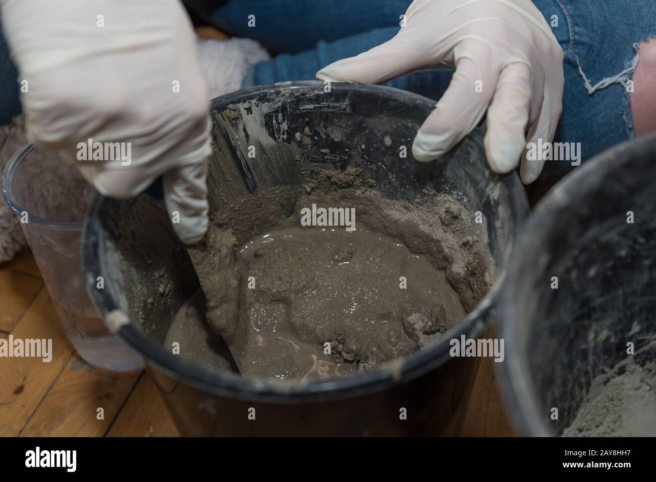 Handwerker mischen Beton mit Spachtel - Nahaufnahme Stockfoto