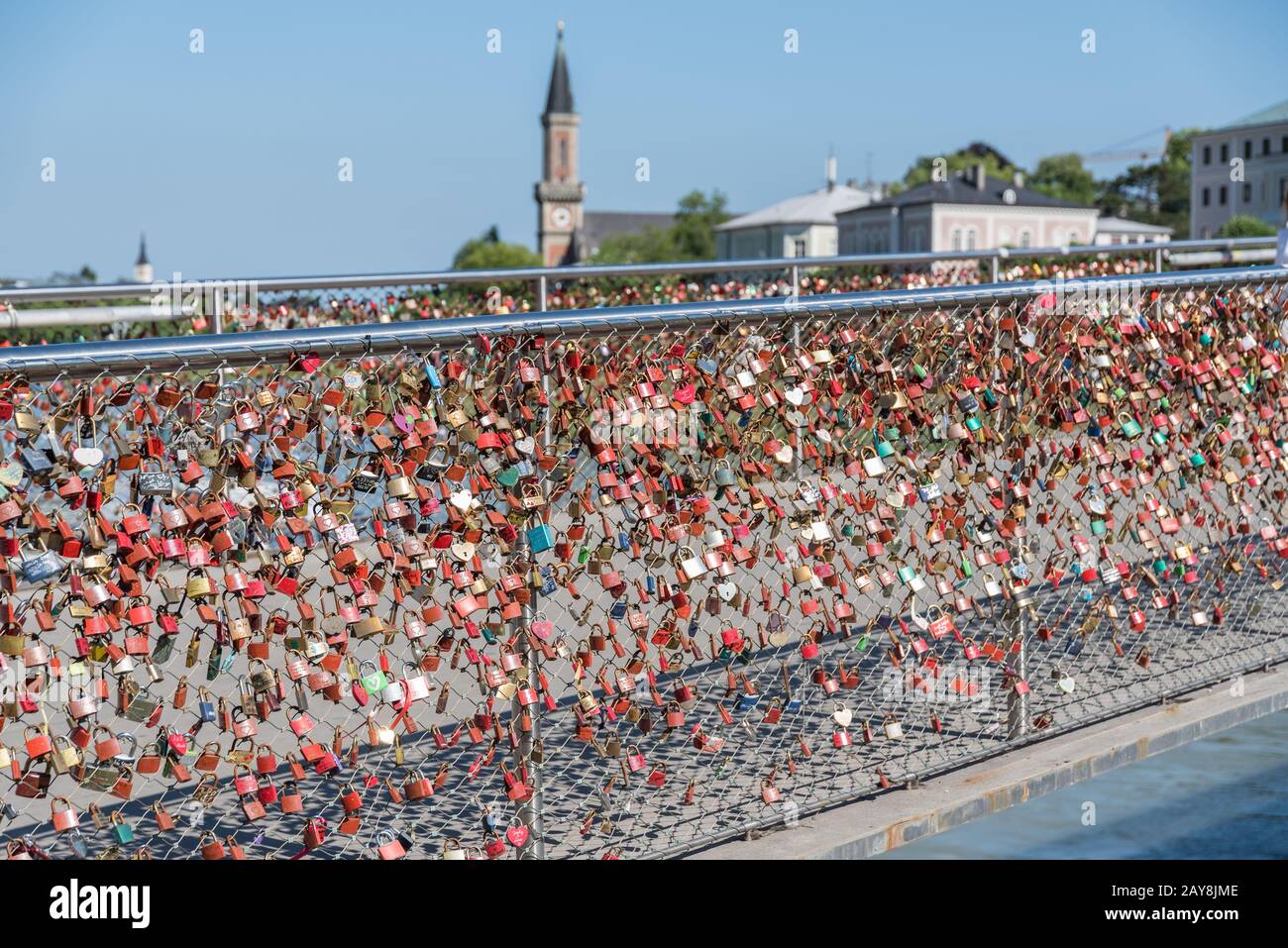 Vorhängeschlösser am Makartsteg als Zeichen der Liebe - Stadt Salzburg Stockfoto
