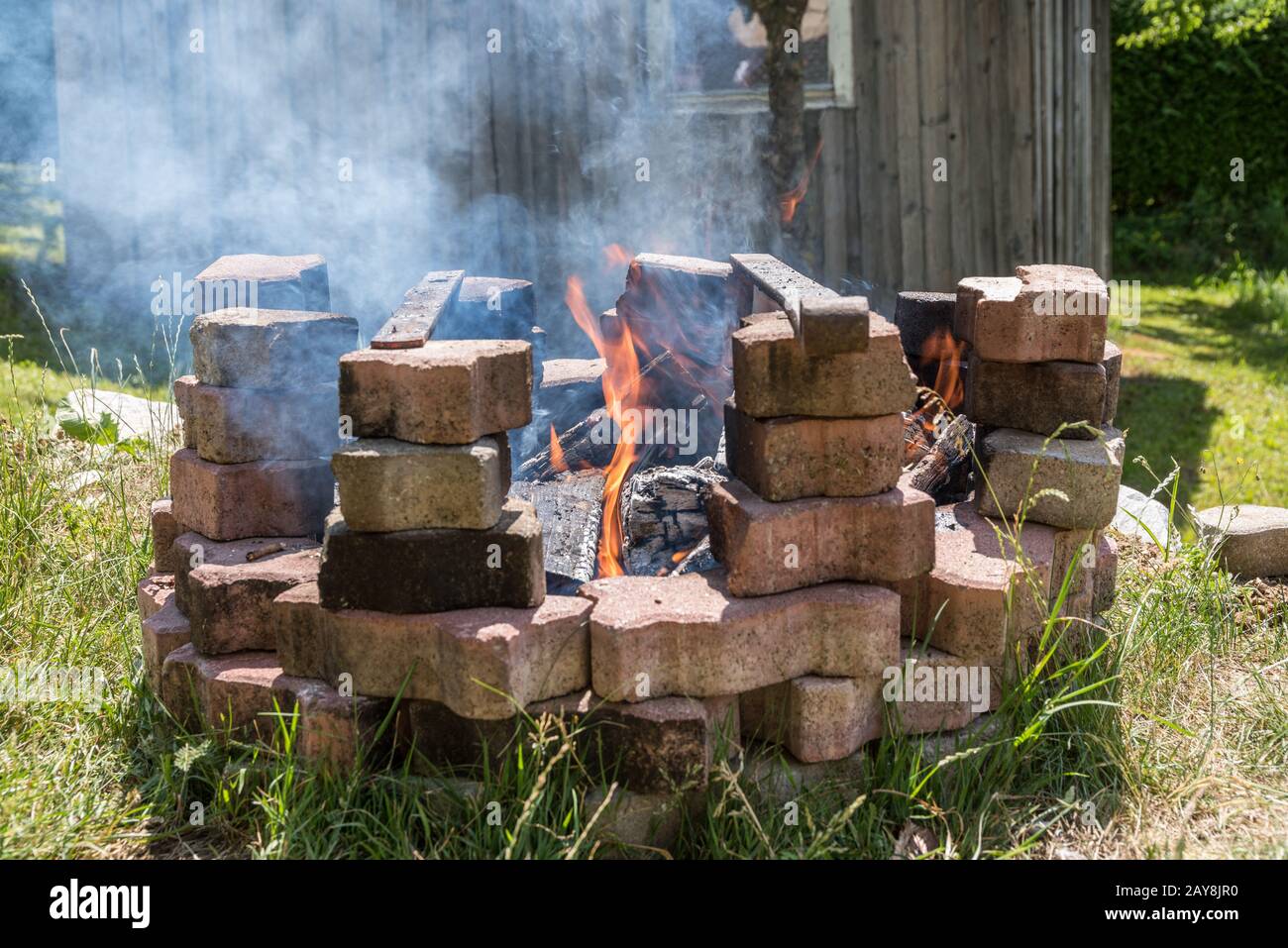 Lagerfeuer für Grillspezialitäten im Freien - Grill Stockfoto