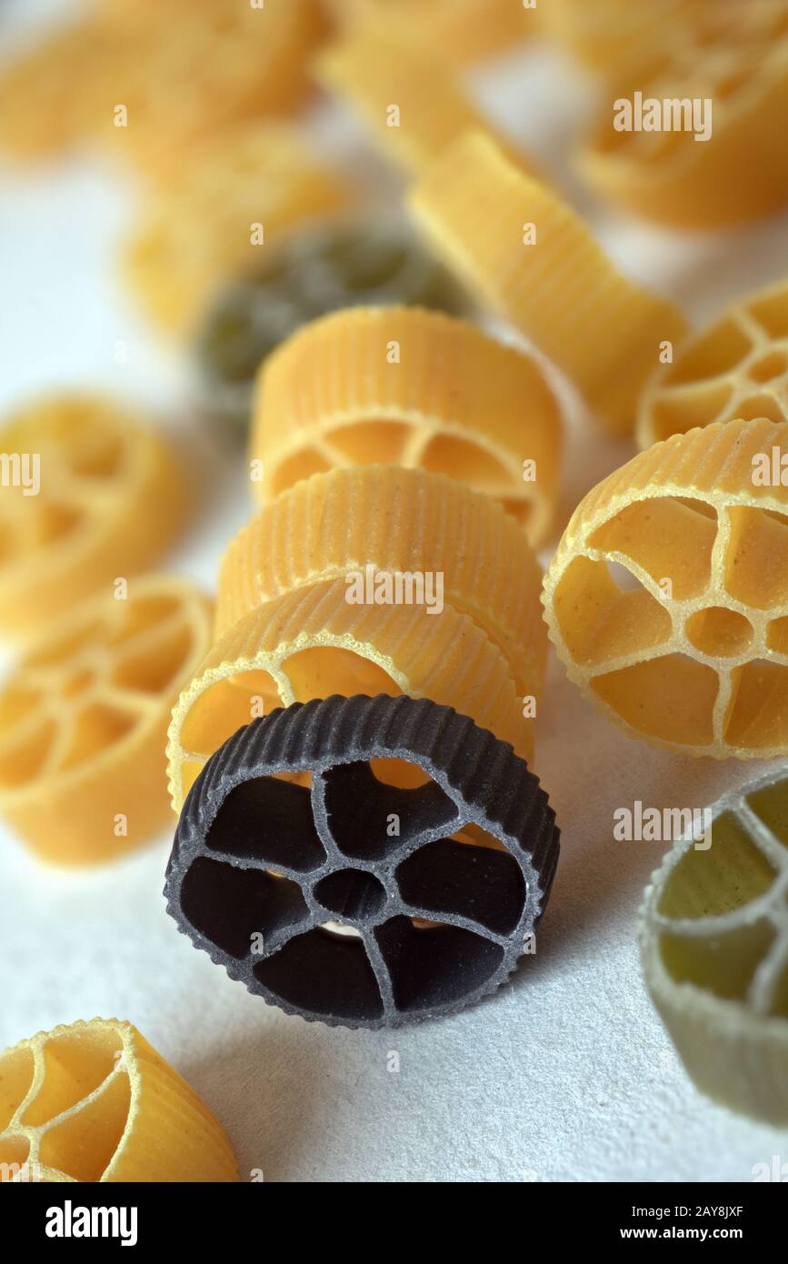 Gelbe und schwarze ruote (italienische Pasta - Räder) Stockfoto
