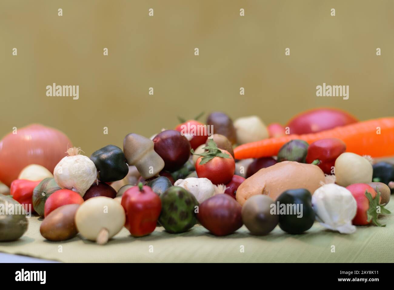 Ungenießbares künstliches Gemüse als Dekoration - freier Textraum Stockfoto