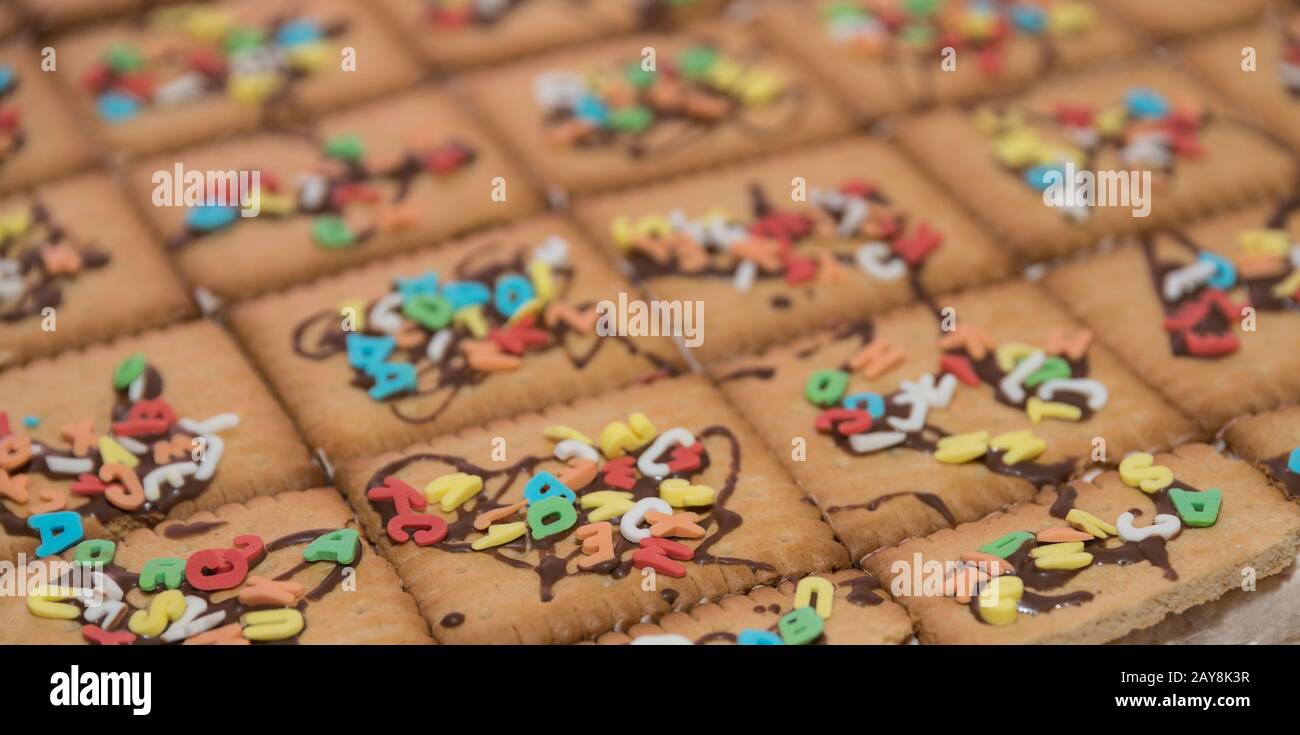 Kinderkuchen mit bunten Briefen und Schokoladensoße - Nahaufnahme Stockfoto