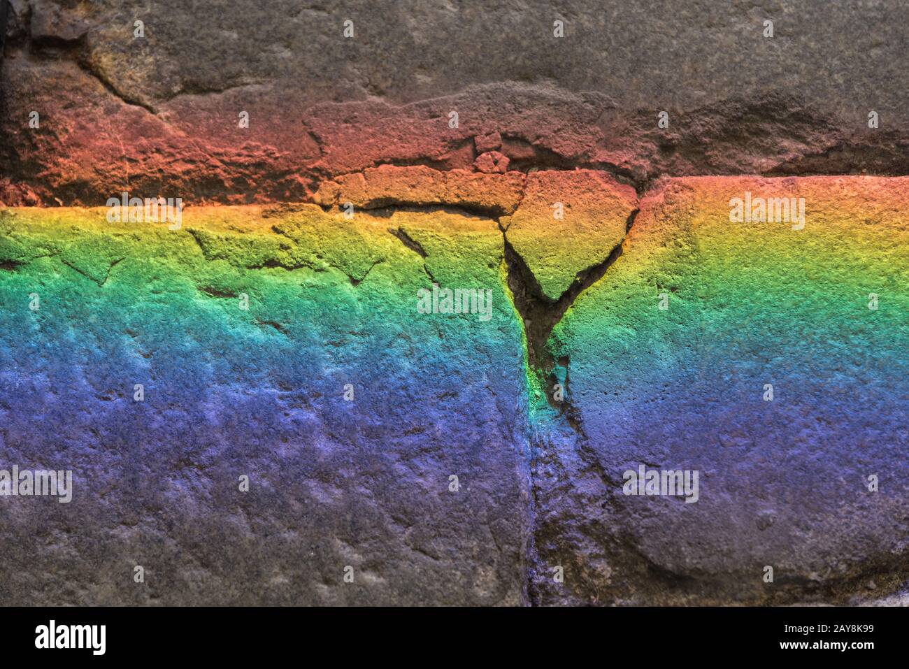 Brechung der Farben auf einem Stein - Hintergrund und Textraum Stockfoto