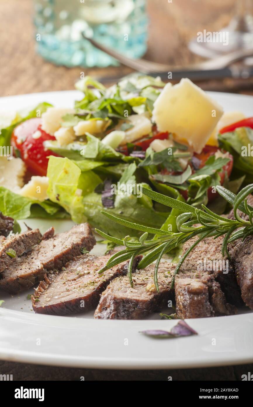 Steakscheiben auf frischem Salat Stockfoto