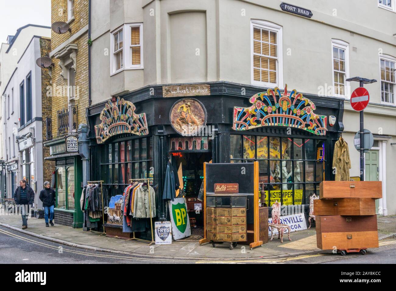 Whistle Dixie Vintage Shop in King Street, Margate Altstadt. Einige Artikel werden auf dem Straßenbelag außerhalb des Ladens ausgestellt. Stockfoto