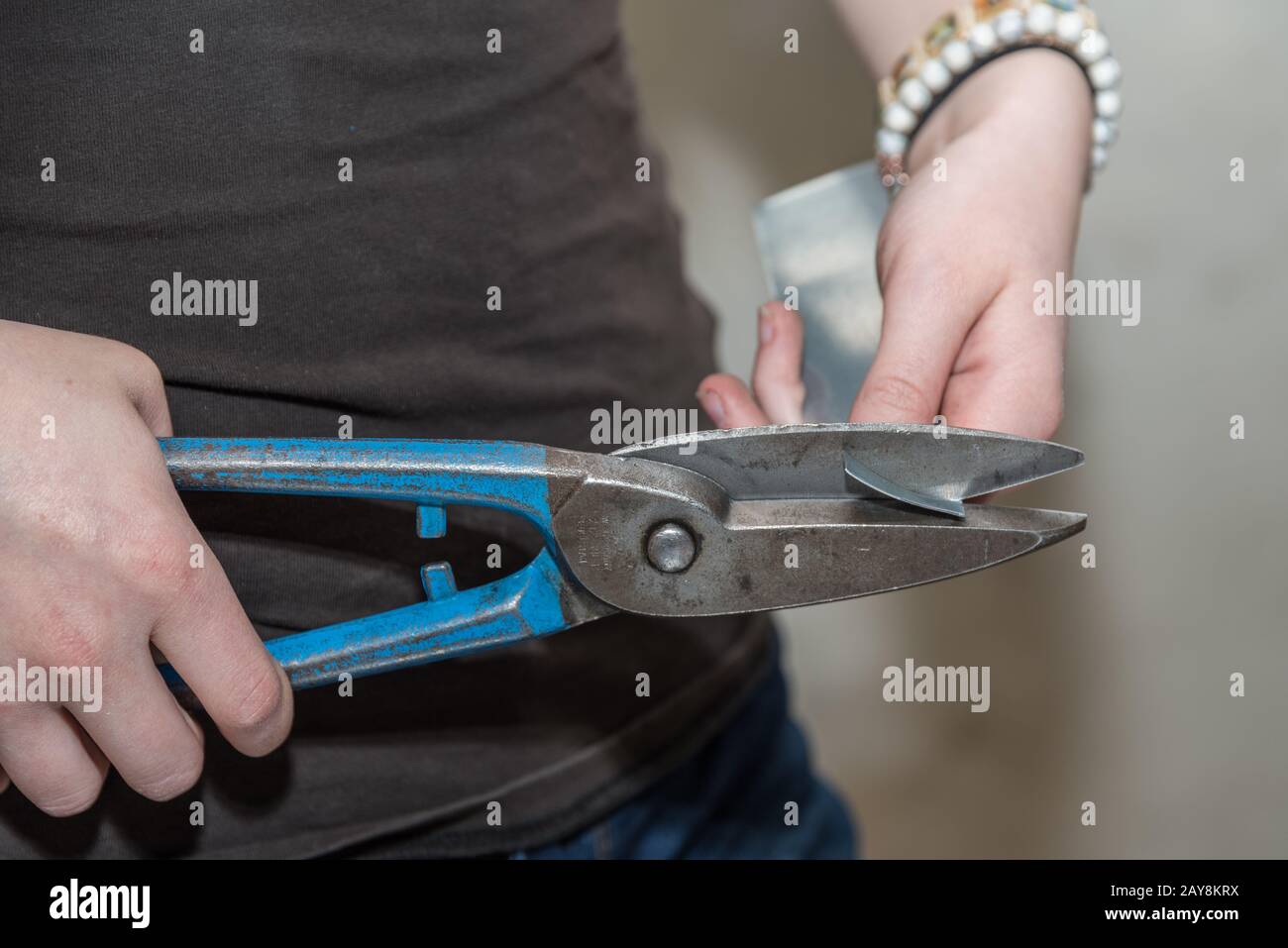 Handwerker arbeiten mit Blechscheren - Nahwerkzeug-Metallindustrie Stockfoto