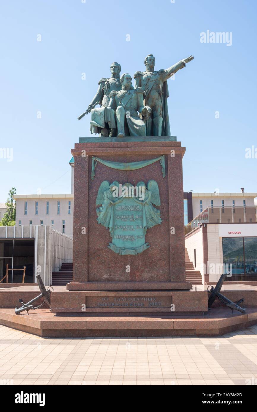 Novorossijsk, Russland - 3. Mai 2018: Denkmal für die Gründerväter von Novorossijsk Raevsky, Lazarev, Serebryakow von Grateful Stockfoto