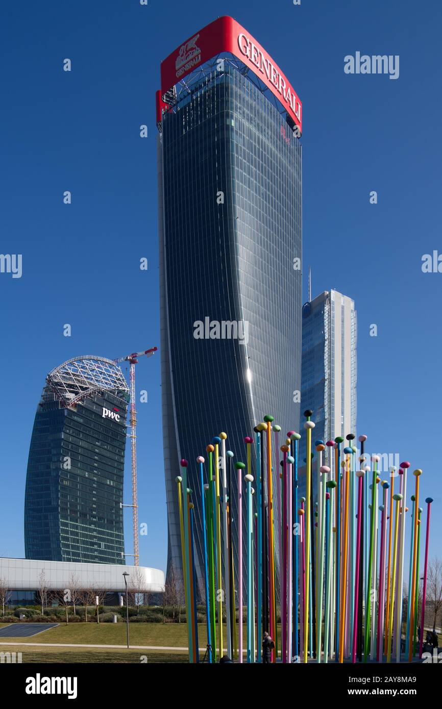 Das Coloris Kunstwerk vor dem Hintergrund der Drei Türme von Citylife Distrect in Mailand, Italien: Die Gerade, die Twisted, die Geschwungene Stockfoto Das Coloris Kunstwerk vor dem Hintergrund der Drei Türme von Citylife Distrect in Mailand, Italien: Die Gerade, die Twisted, die Geschwungene Stockfoto