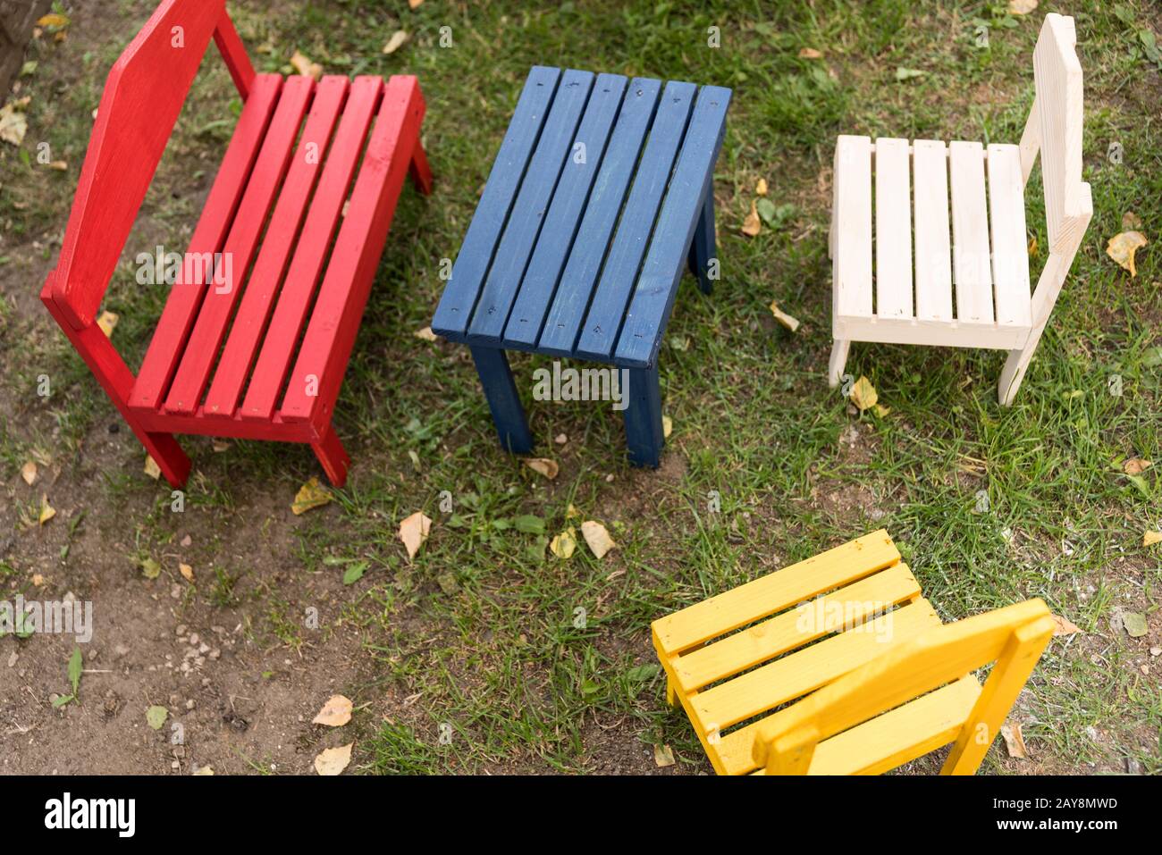 Bunte Holzmöbel für Kinder im Garten - Vogelperspektive Stockfoto