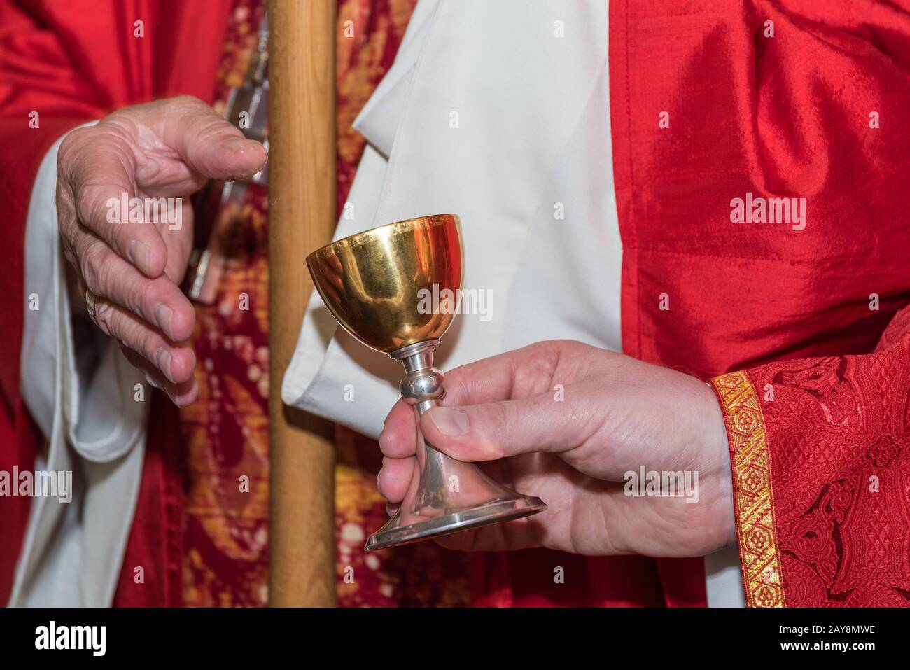 Salböl Chrisam wird von einem Bischof in der Kirche verwendet Stockfoto