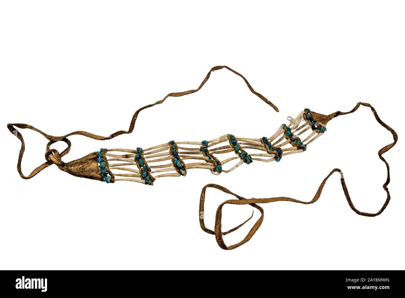 Indische Kette aus Muscheln, Türkis und Leder streifen. Auf weiß Isoliert Stockfoto