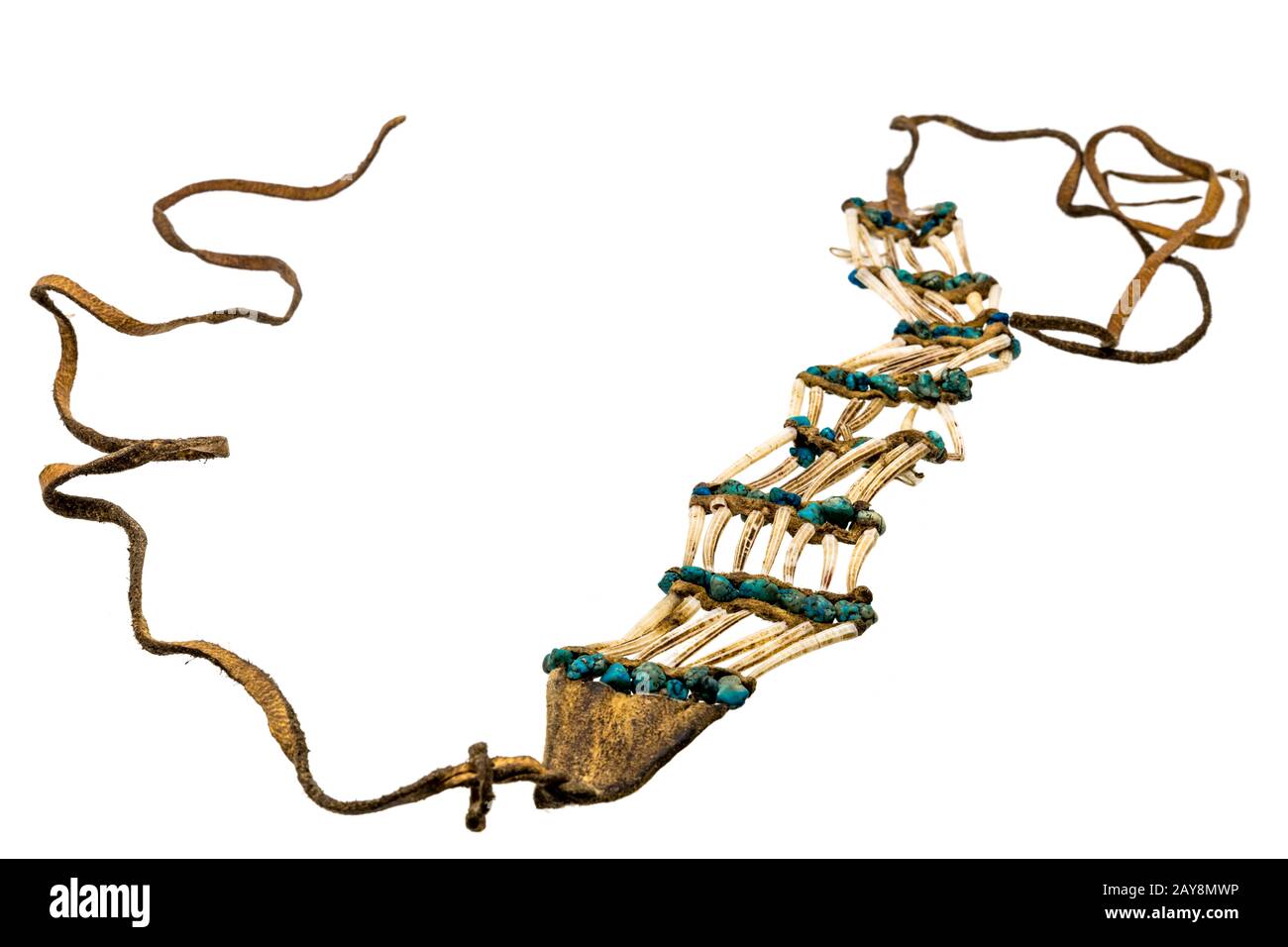 Indische Kette aus Muscheln, Türkis und Leder streifen. Auf weiß Isoliert Stockfoto