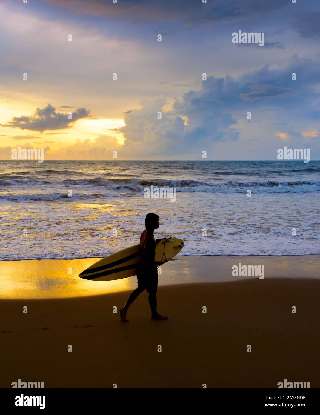 Surfer Beach Silhouette Surfbrett. Bali Stockfoto