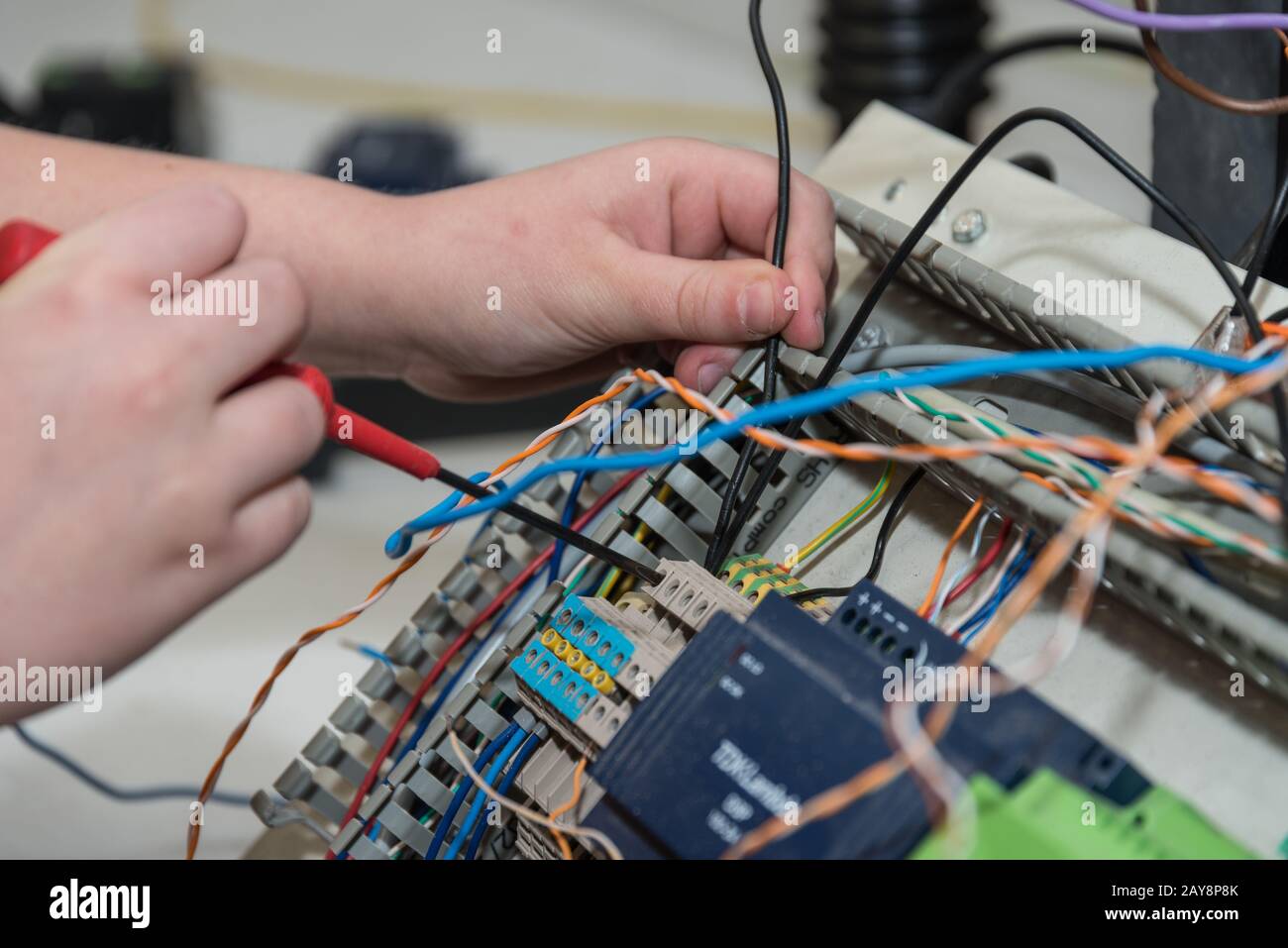 Elektriker arbeitet mit Schraubendreher an Installationen - Nahaufnahme Stockfoto