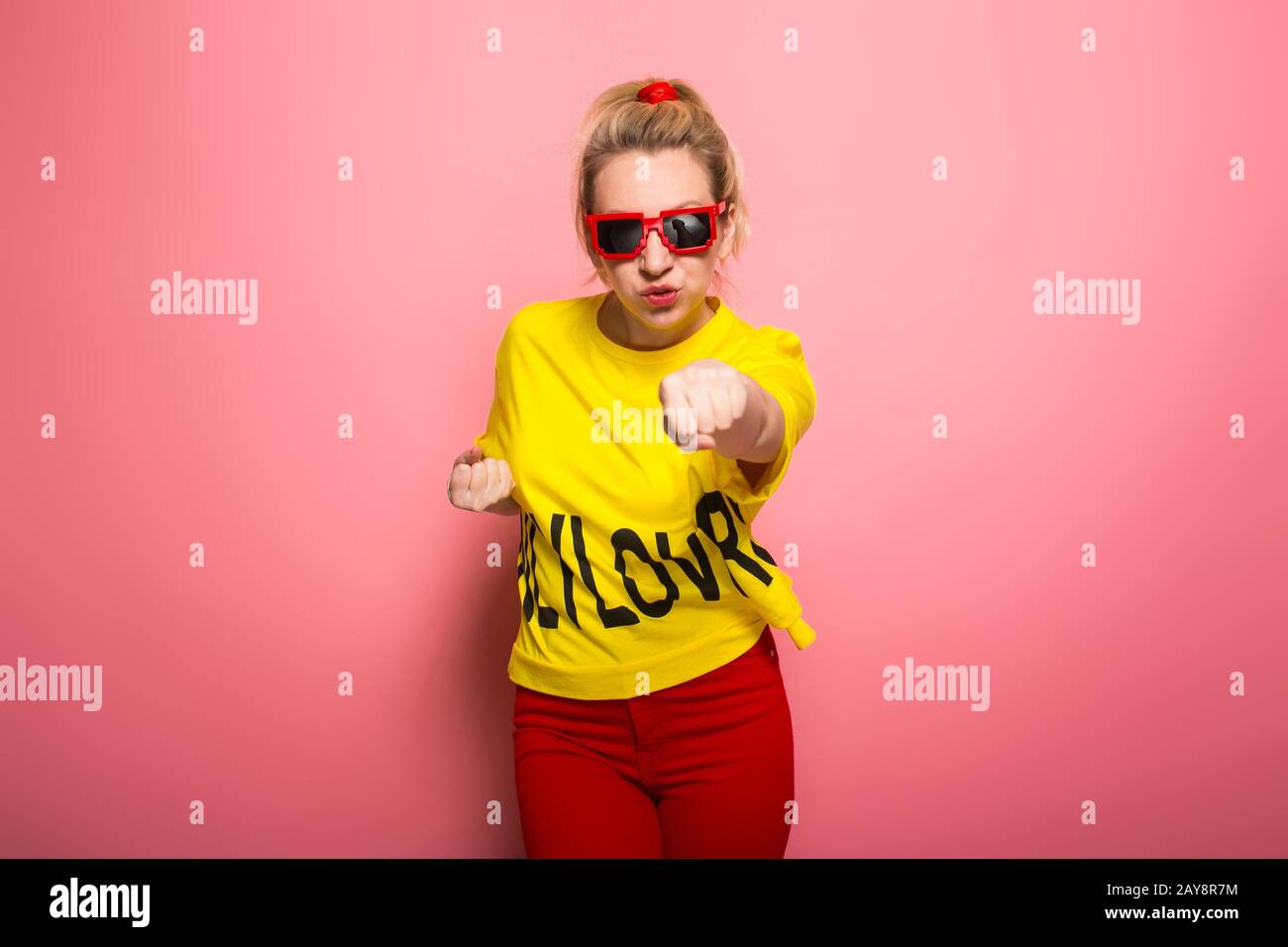 Blonde Frau in helle Kleidung Stockfoto
