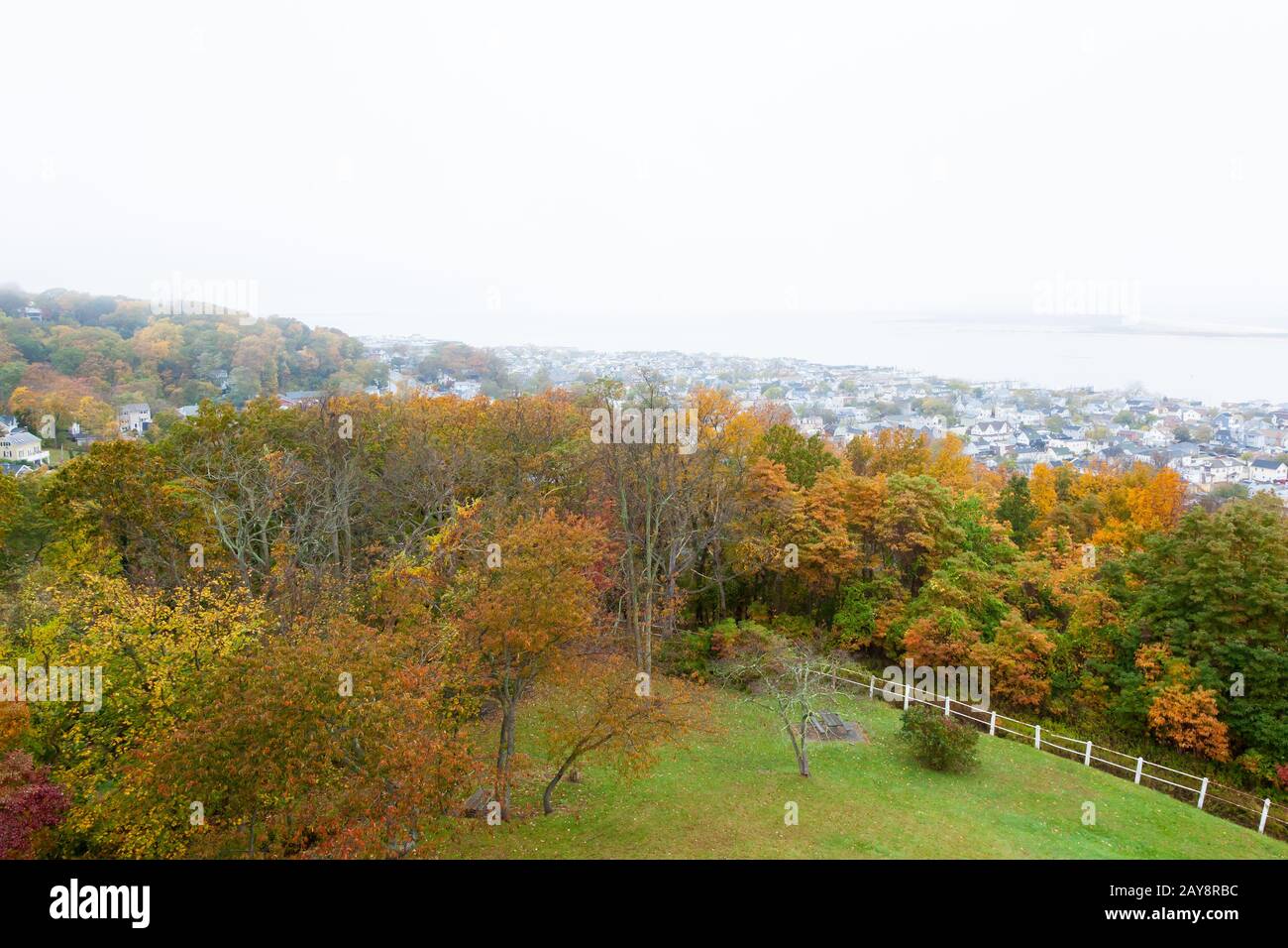 Ein Blick auf die Highlands im Monmouth County und Sandy Hook, wie sie von den Twin Lights der Atlantic Highlands im Herbst an einem nebligen Tag aus gesehen werden. Stockfoto