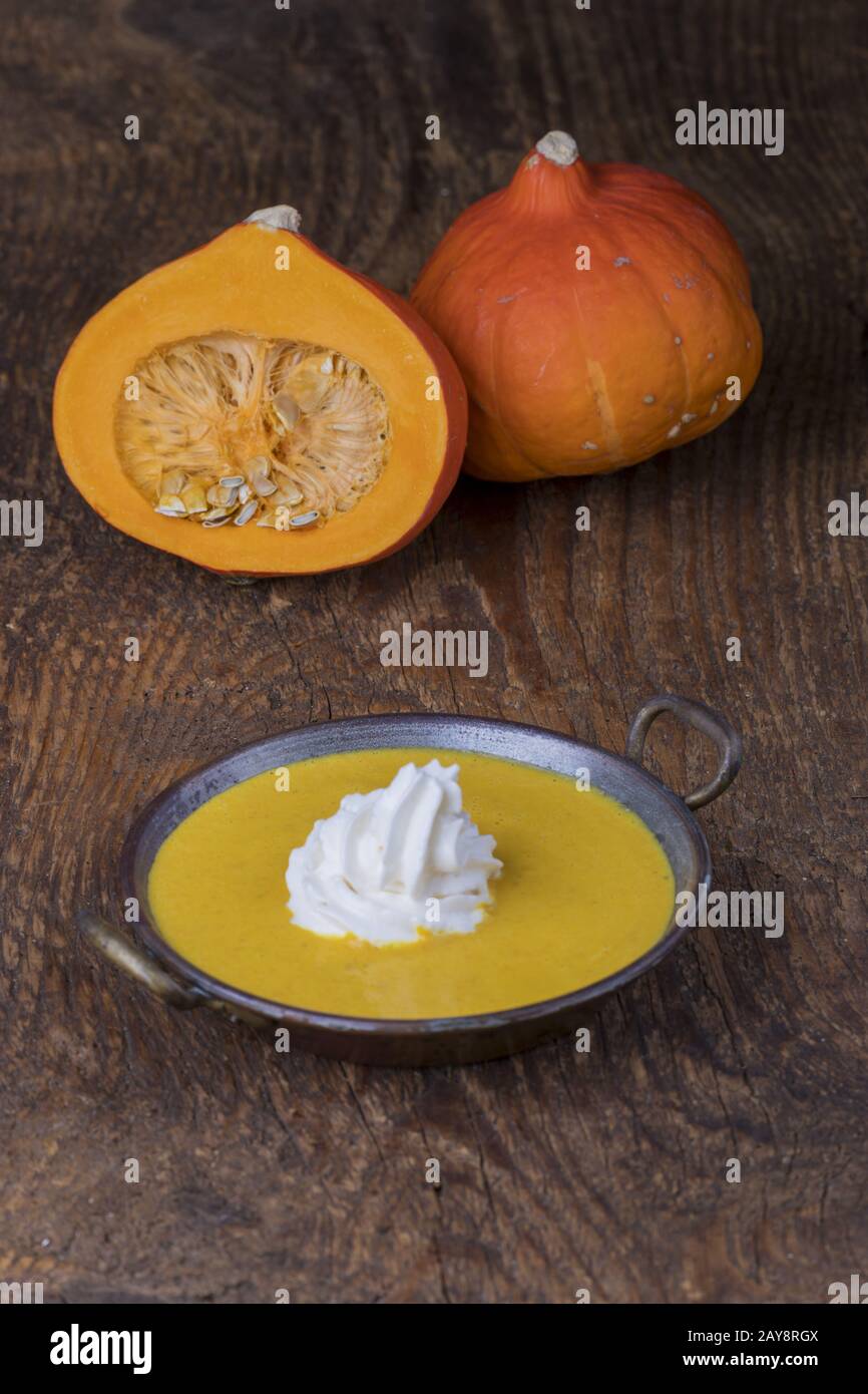 Kürbissuppe auf Holz Stockfoto