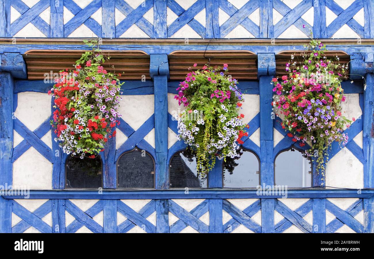 Fachwerkhaus, Blumenarrangements Stockfoto