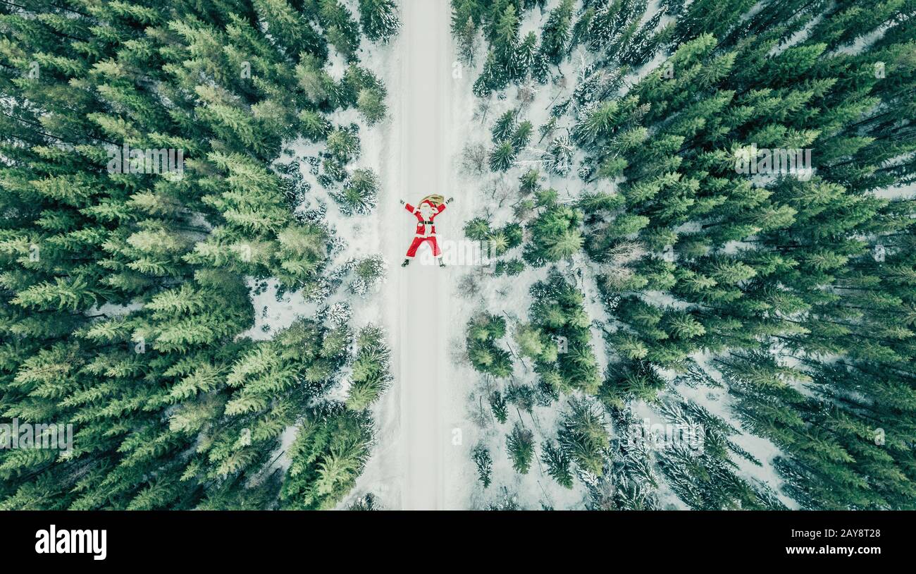 Der Weihnachtsmann wird nach der weihnachtszeit und der Adventszeit fertig und macht im Schneefall einen Schneergel. Stockfoto