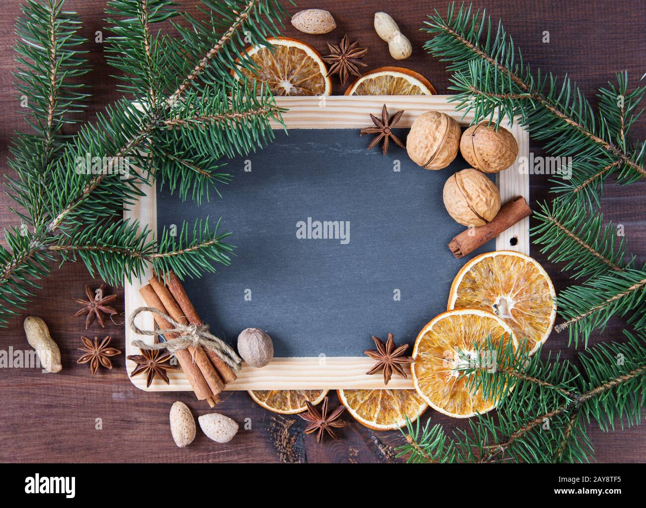 Leeres Kelch mit Weihnachtsdekoration Stockfoto