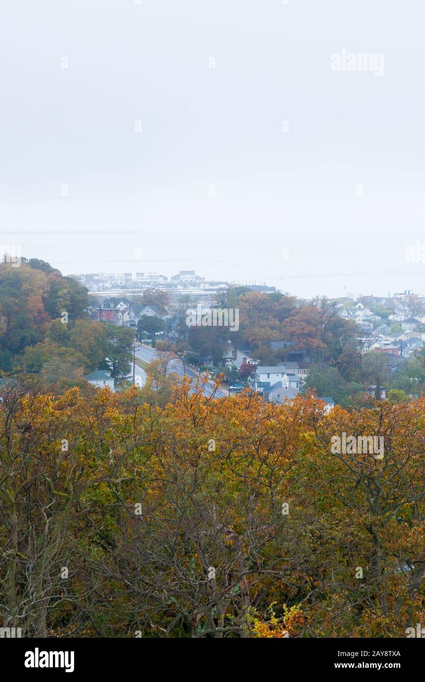 Ein Blick auf die Highlands im Monmouth County und Sandy Hook, wie sie von den Twin Lights der Atlantic Highlands im Herbst an einem nebligen Tag aus gesehen werden. Stockfoto