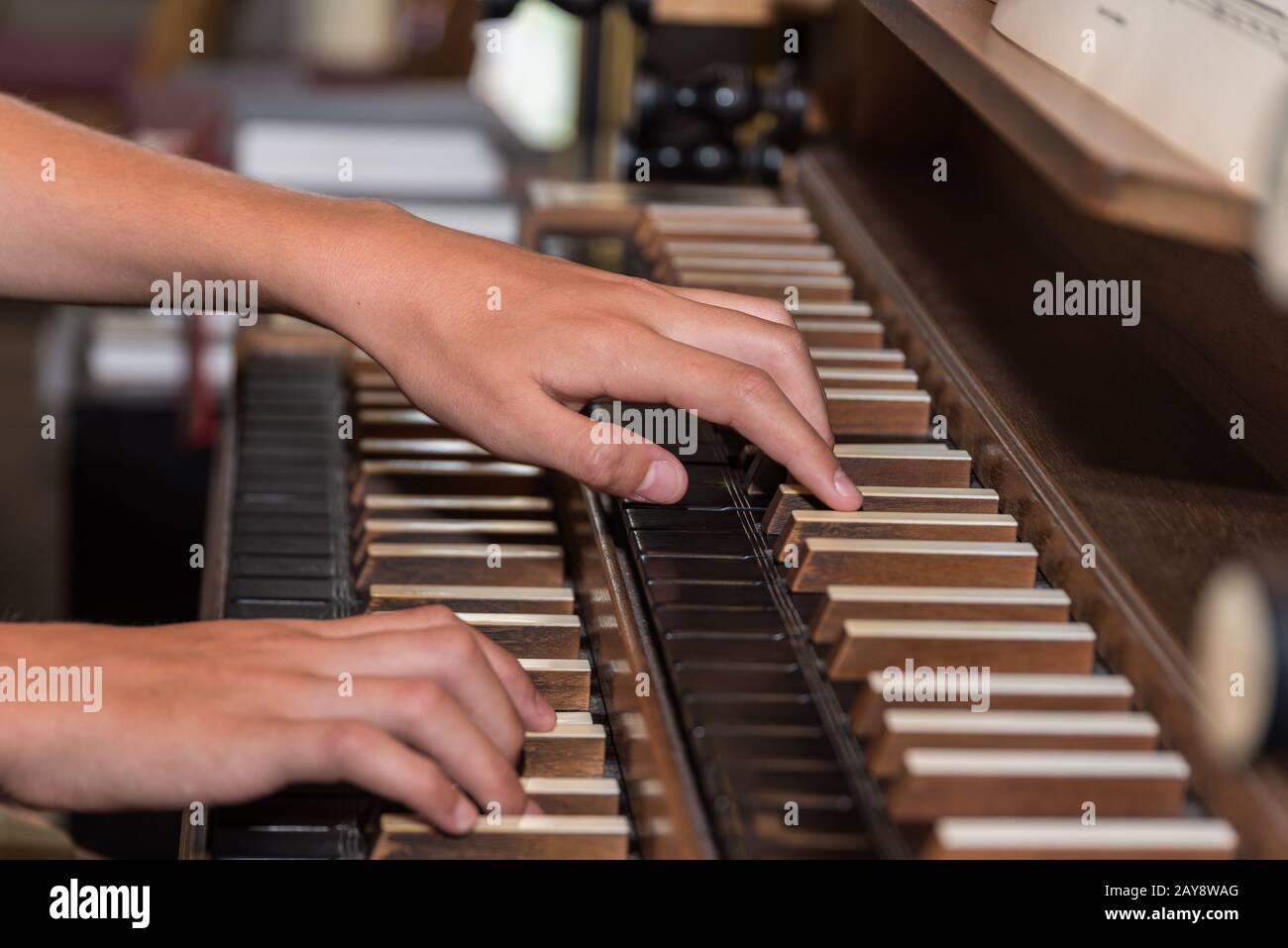 Person, die Orgel spielt - Nahaufnahme Stockfoto