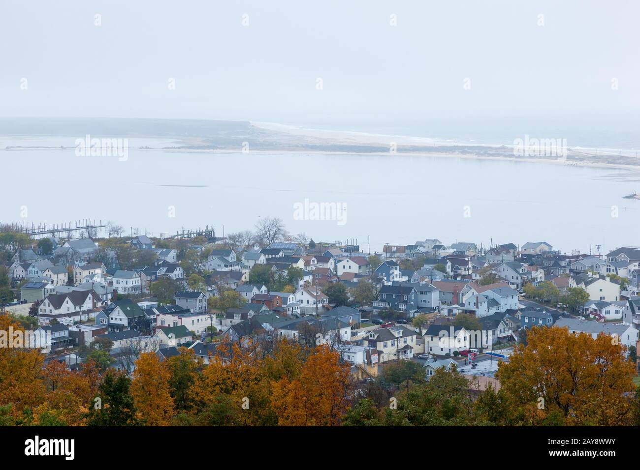 Atlantic HIGHLANDS, NEW JERSEY/USA - 5. November 2017: Ein Blick auf die Highlands im Monmouth County und Sandy Hook, wie von den Twin Lights of the aus zu sehen Stockfoto