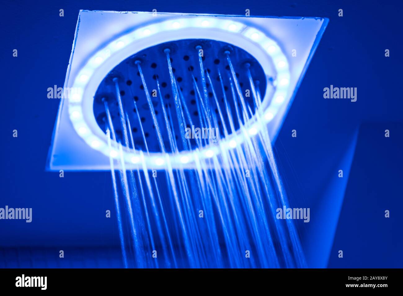 Künstlich beleuchtete Dusche mit blauem Licht - lange Belichtung Stockfoto